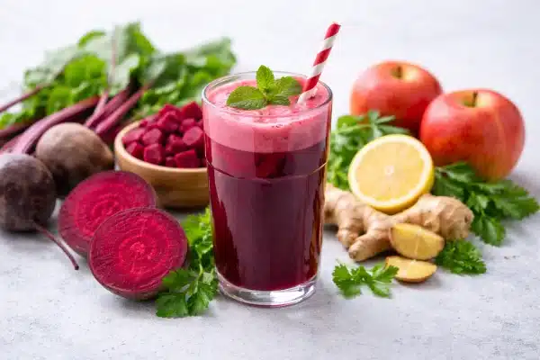 Suco de beterraba natural rico em vitaminas e antioxidantes que ajudam a fortalecer a imunidade