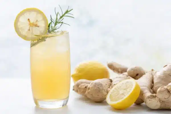 Sucos de frutas para aumentar a imunidade, com frutas cítricas naturais e gengibre.
