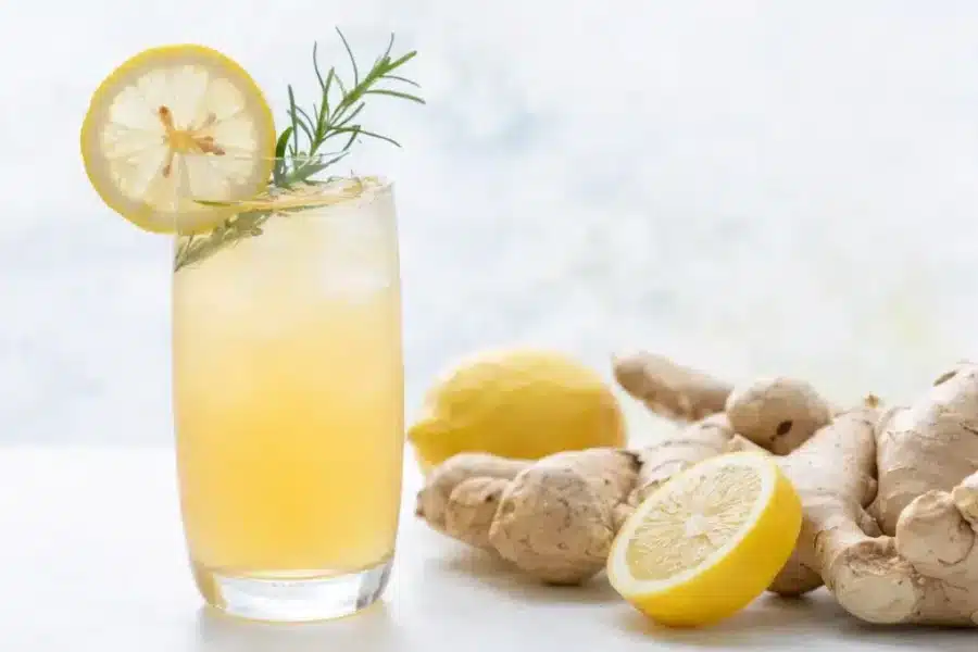 Sucos de frutas para aumentar a imunidade, com frutas cítricas naturais e gengibre.