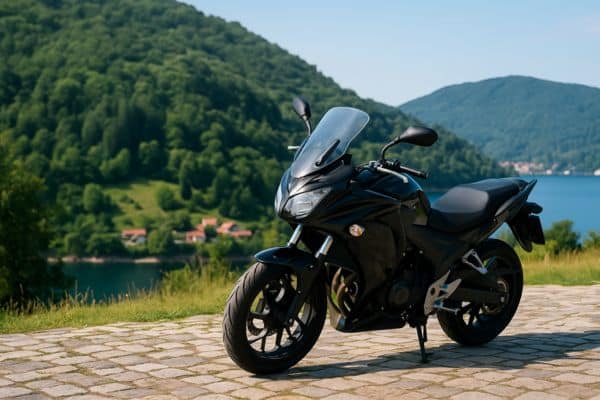 Moto esportiva estacionada em local tranquilo com vista para montanhas e lago, representando liberdade e segurança com seguro ideal para moto