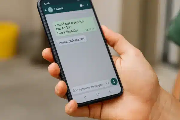 Serviços locais pelo whatsapp em 2025. Mão segurando celular com conversa no WhatsApp sobre contratação de serviço local.
