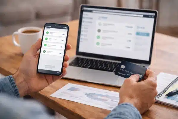 Pessoa usando o celular para acompanhar tarefas e organizar atividades digitais