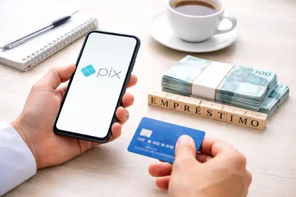 Pessoa usando Pix para solicitar empréstimo pelo celular na prática