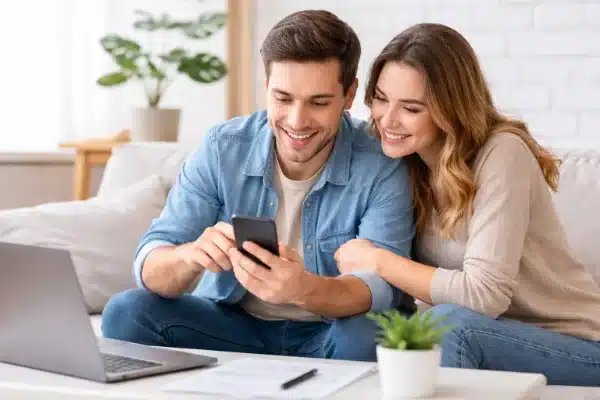 Casal analisando empréstimo via Pix no celular antes de contratar