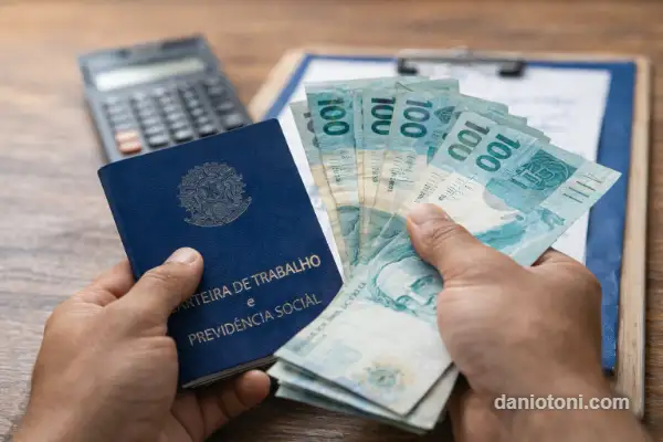 quanto você perde ao antecipar o FGTS, decisão financeira com pessoa analisando dinheiro e contas