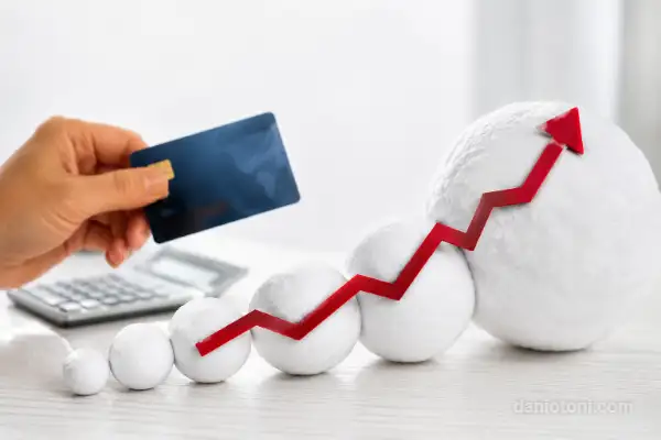 atrasar o cartão em 2026 com dívida crescendo em efeito de bola de neve ao lado de cartão de crédito