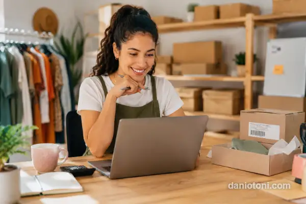 Mulher empreendedora trabalhando online como MEI para organizar renda e recebimentos via Pix em 2026
