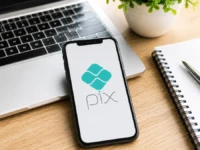 Pix pode cair na malha fina em 2026 em ambiente financeiro digital com celular e notebook