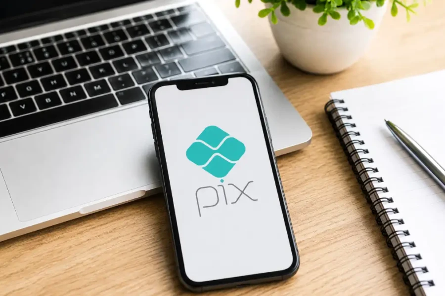 Pix pode cair na malha fina em 2026 em ambiente financeiro digital com celular e notebook