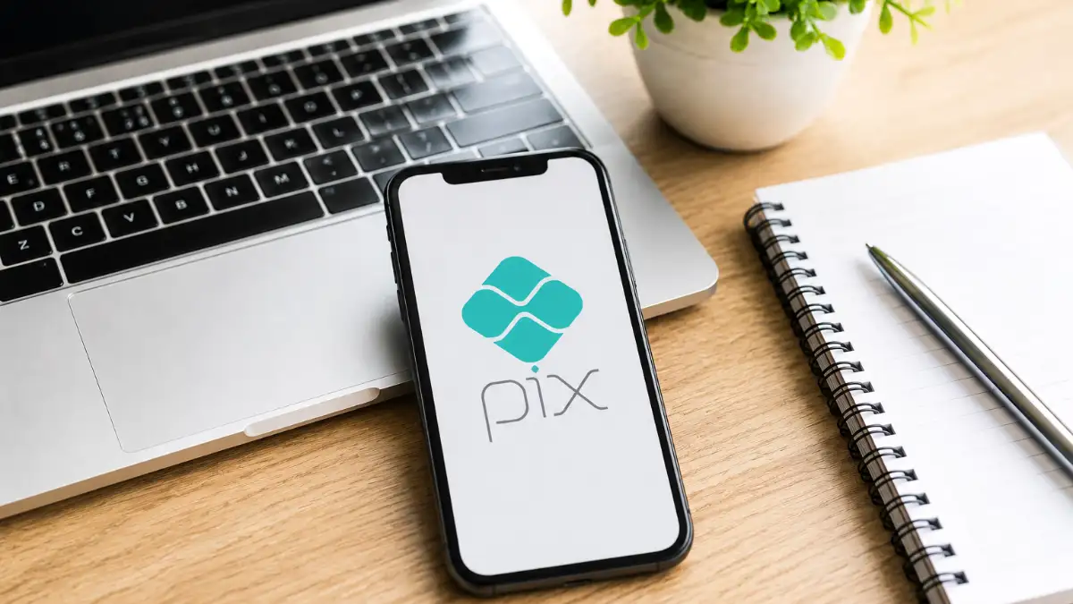 Pix pode cair na malha fina em 2026 em ambiente financeiro digital com celular e notebook